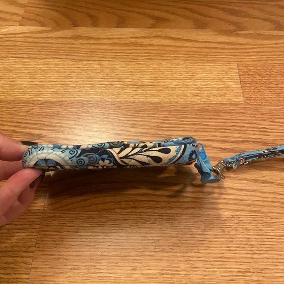 Vera Bradley small wristlet in “Bali Blue” with detachable strap - Picture 8 of 10